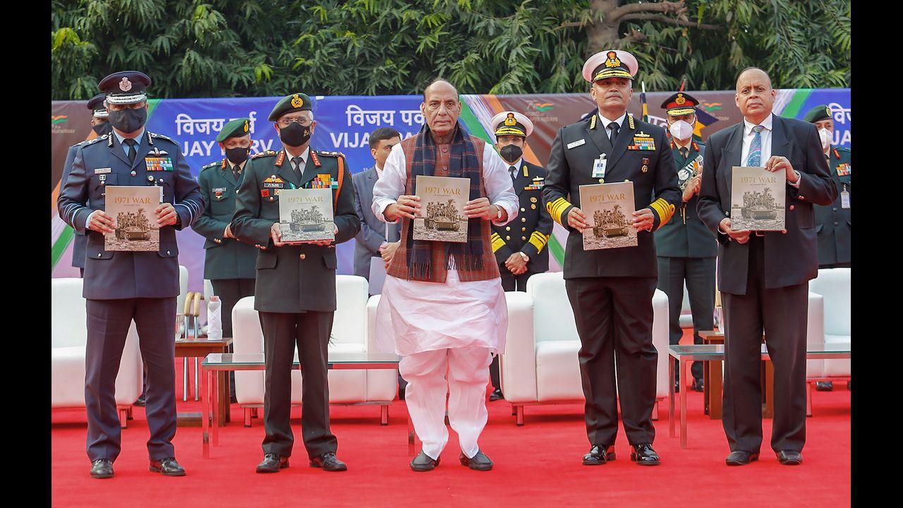 Singh joined the nation in remembering the courage, valour and sacrifice of the Armed Forces during the 1971 war on the occasion of 'Swarnim Vijay Diwas'. Singh along with Defence Secretary Ajay Kumar, Air Force Chief Air Chief Marshal V.R. Chaudhari, Army Chief General M.M. Naravane and Navy Chief Admiral R Hari Kumar, released a coffee table book titled ‘The 1971 War: An Illustrated History’. Pic/PTI